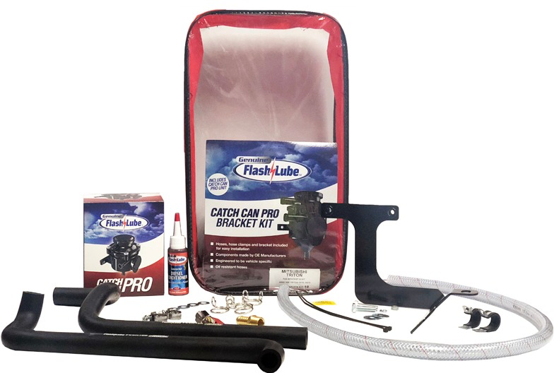Catch Can Pro Flashlube con mangueras y soporte específico para vehículo